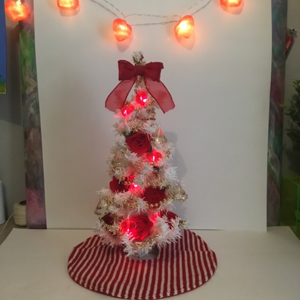 Valentines Day Roses Handcrafted 13 in.Tree - Picture 4 of 5